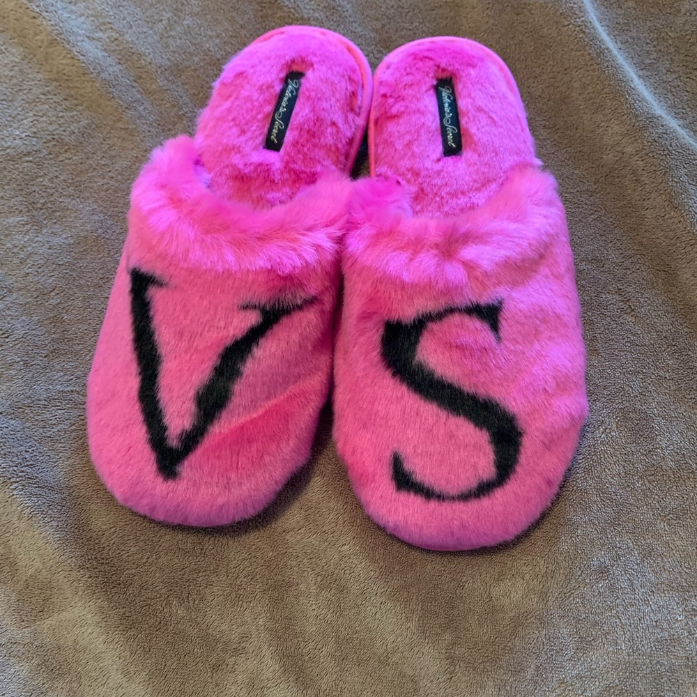 Victoria’s Secret - Closed Toe Faux Fur Slipper
Color:  Pink
Size: M
